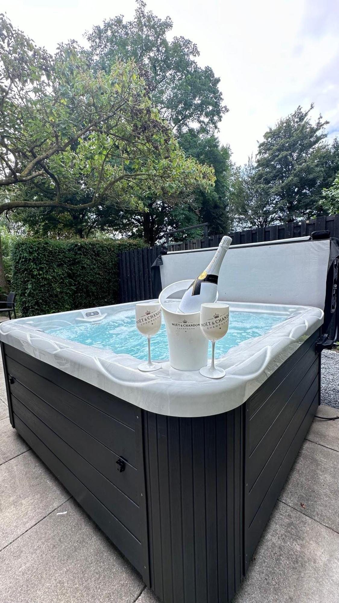 De Luxe Bed &Wellness Villa 's-Hertogenbosch  Bagian luar foto